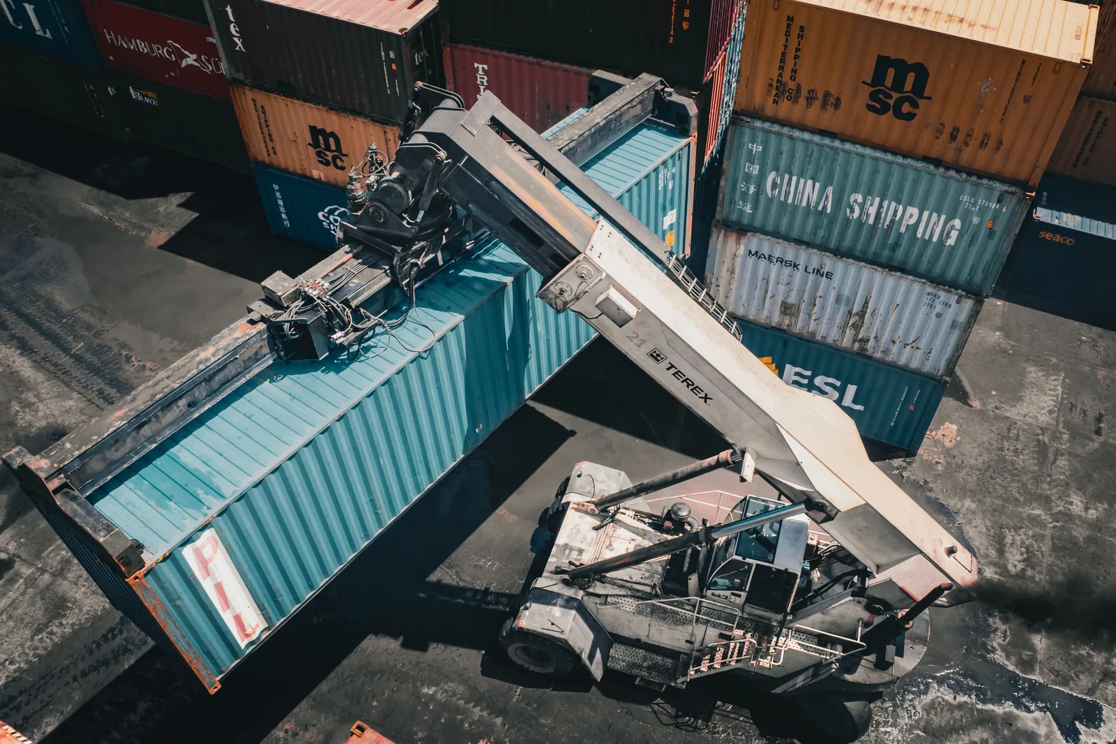 Reach stacker cargando un contenedor en una terminal portuaria