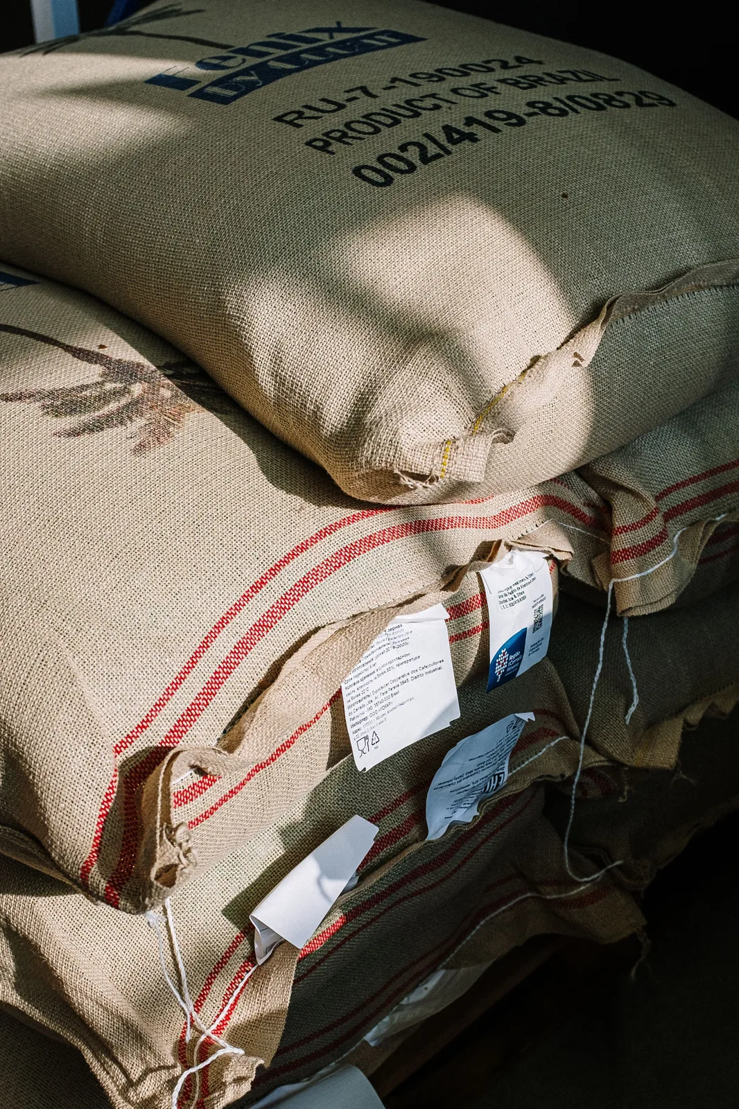 Bolsas de yute apiladas con etiquetas de papel