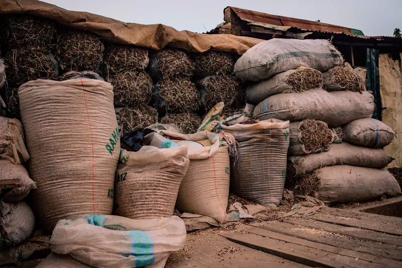 Bolsas de producto apiladas en un depósito